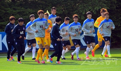 홍명보 감독이 이끄는 축구국가대표팀이 12일 경기도 파주 국가대표트레이닝센터(NFC)에 모여 첫 소집훈련을 했다. 이날 소집된 9명의 선수들이 코칭스태프와 함께 러닝으로 몸을 풀고 있다. 파주｜박화용 기자 inphoto@donga.com 트위터@seven7sola