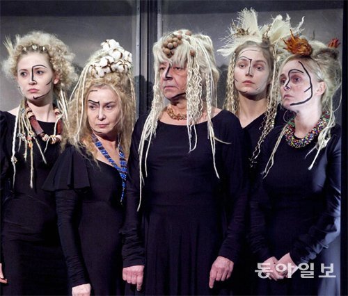 2011년 폴란드에서 초연된 연극 ‘아버지 나라의 여인들’은 어머니와 딸 사이의 팽팽한 긴장을 강렬하게 형상화한 작품이다. LG아트센터 제공