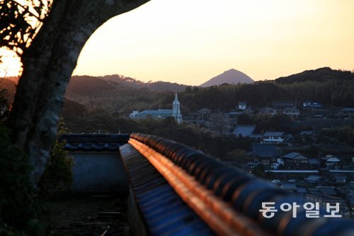 언덕 위에 자리잡은 히라도 성에서 바라다본 자비에르 기념성당. 첨탑 아래로 불교사찰 두 개가 보이는데 이곳이 ‘사찰과 성당이 보이는 풍경’의 현장이다. 나가사키=조성하 여행전문기자 summer@donga.com