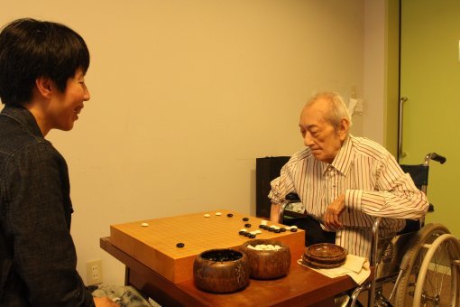 루이나이웨이 9단(왼쪽)이 스승 우칭위안에게 한 수 배우는 모습. 일본기원 제공