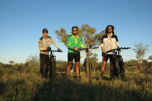코오롱스포츠 챌린지팀의 남영호 대장이 이끈 원정대가 세계 최초로 호주 그레이트 샌디와 깁슨 사막을 자전거로 횡단하는데 성공했다. 4월20일 호주 엘리스 스프링스를 출발한 지 22일 만의 쾌거다. 남영호 대장, 라이안 코프, 제이슨 리차드 스미스(왼쪽부터). 사진제공｜코오롱스포츠