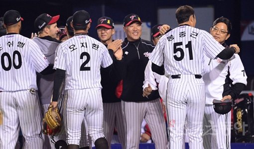 LG 양상문 신임감독(맨 오른쪽)이 13일 잠실 롯데전에서 5-0으로 승리한 뒤 위기의 상황을 잘 넘겨준 봉중근(51번)을 안으며 고마워하고 있다. 잠실｜김종원 기자 won@donga.com 트위터 @beanjjun