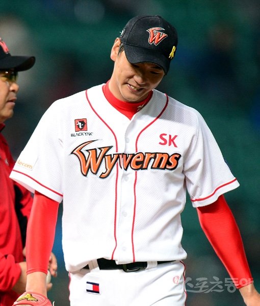 13일 인천 문학야구장에서 ‘2014 한국야쿠르트 세븐 프로야구’ SK 와이번스와 두산 베어스의 경기가 열렸다. 6회초 2사 1루에서 SK 김광현이 교체되고 있다. 문학｜김민성 기자 marineboy@donga.com 트위터 @bluemarine007