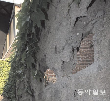 재난위험시설학교인 서울 은평구 C고교의 담장. 벽에 큰 구멍이 나 있는 데다 조금만 건드려도 돌 조각이 떨어질 정도로 위험하지만 학생들은 매일 담장 아래서 청소를 한다. 최혁중 기자 sajnman@donga.com