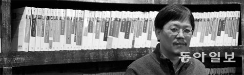 국내에서 처음으로 ‘후한서 본기’를 번역한 장은수 민음사 대표편집인. 그는 “아마추어의 번역이라 중국사 전공자의 번역이 나올 때까지 참조용으로만 읽히길 바란다”면서도 “편집자로서 몸에 밴 습관을 살려 최대한 읽기 순한 문장으로 옮기려고 노력했다”고 말했다. 민음사 제공