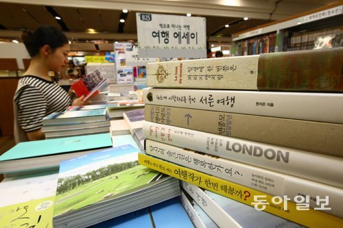 한 대형서점에서 소비자가 책을 고르고 있다. 동아일보DB