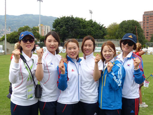 여자양궁대표팀이 15일(한국시간) 콜롬비아 메데린에서 열린 세계양궁연맹(WA) 2차 월드컵 단체 대진라운드에서 세계기록을 경신한 뒤 기념촬영을 하고 있다. 왼쪽부터 여자양궁대표팀 류수정(계명대) 감독, 정다소미(현대백화점), 이특영(광주광역시청), 주현정(현대모비스), 장혜진(LH), 이은경(LH) 코치. 사진제공｜대한양궁협회