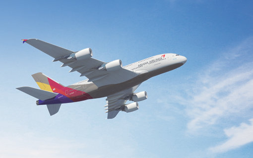 아시아나가 6월13일부터 국제노선에 투입하는 ‘하늘을 나는 호텔’ 에어버스 A380. 중장거리 노선 강화를 통해 올해 영업이익 1800억원을 목표로 하는 아시아나의 꿈을 이뤄줄 전략적 카드다. 사진제공｜아시아나항공