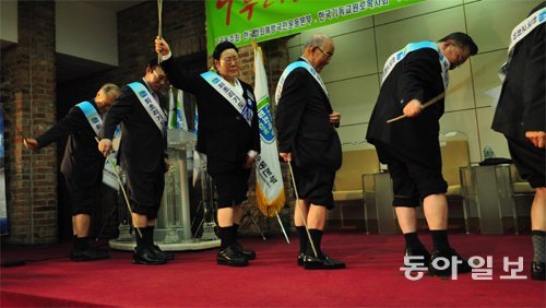 자신의 종아리를 때리고 있는 개신교계와 사회 원로들. 한국기독교원로목사회 제공