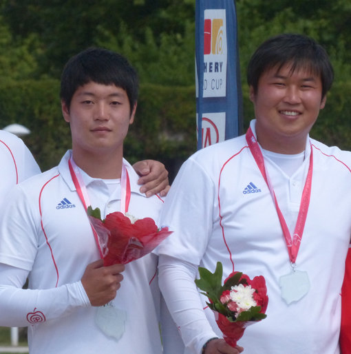 콜롬비아 메데린에서 열리고 있는 세계양궁연맹(WA) 2차 월드컵 남자개인전 결승은 오진혁(오른쪽)과 이승윤의 대결로 압축됐다. ‘대표팀 맏형’ 오진혁은 2012런던올림픽금메달리스트, ‘막내’ 이승윤은 2013안탈리아세계선수권 우승자다. 사진은 2013년 8월 폴란드 브로츠와프에서 열린 WA 4차 월드컵 남자단체전 우승 직후 오진혁과 이승윤의 모습이다. 사진제공 | 대한양궁협회
