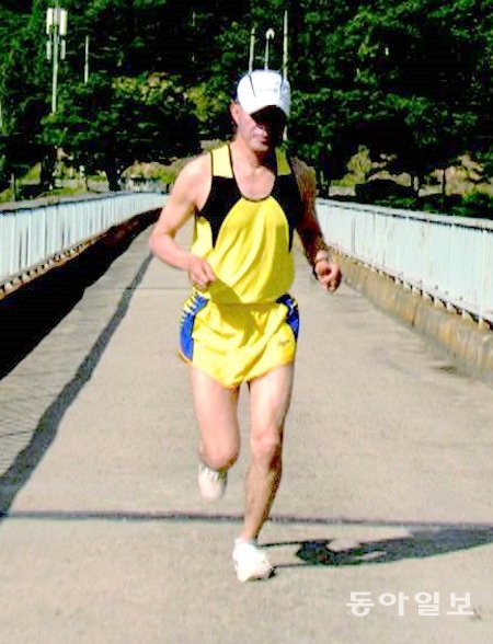 진오 스님이 지난해 국내에서 마라톤 훈련을 하는 모습. 그는 마라톤을 통해 ‘km당 100원’의 후원금을 모아 어려운 이들을 돕고 있다. 리더스북 제공
