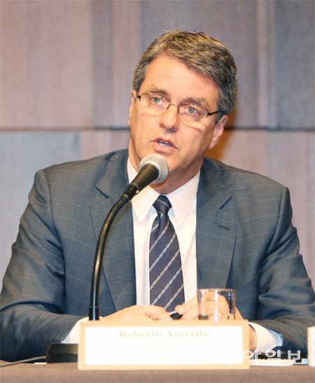 호베르투 아제베두 세계무역기구(WTO) 사무총장이 16일 서울 중구 동호로 신라호텔에서 가진 기자회견에서 한국의 쌀 시장 개방 문제 등에 대해 의견을 밝히고 있다. 산업통상자원부 제공