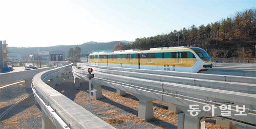 대구 북구 차량기지를 빠져나온 대구도시철도 3호선 모노레일이 시험 운행을 위해 승강장으로 이동하고 있다. 동아일보DB