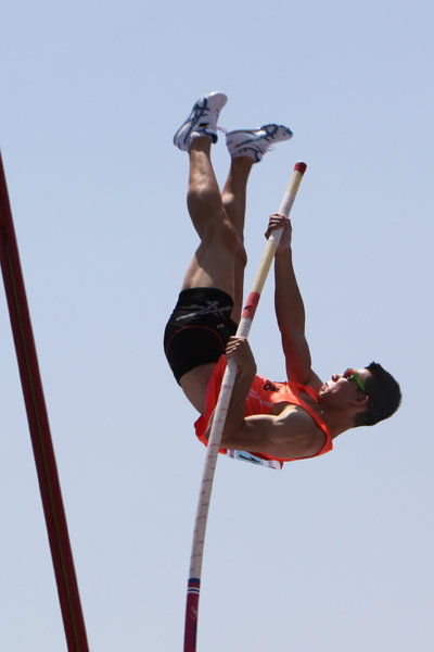 진민섭(인천시청)이 17일 부산 용두산공원 특설경기장에서 열린 2014부산국제장대높이뛰기대회에서 5m65를 향해 도약하고 있다. 사진제공｜대한육상경기연맹