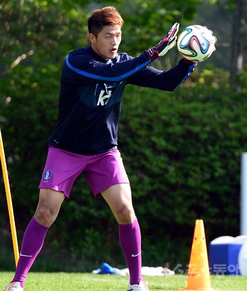 정성룡(수원)이 15일 경기도 파주 NFC에서 진행된 축구대표팀의 합동훈련에서 구슬땀을 흘리고 있다. 대표팀 골키퍼 3인 중 맏형인 그는 주전 경쟁 속에서도 자신의 풍부한 경험을 후배들과 공유할 생각이다. 파주｜김민성 기자 marineboy@donga.com 트위터@bluemarine007