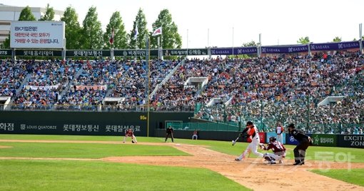 프로야구는 팬들의 사랑을 먹고 산다. 18일 사직구장에서 벌어진 롯데-넥센 경기에도 많은 팬들이 경기장을 찾았다. 이런 팬들의 관심에 힘입어 지난 16일 프로야구 200만 관중을 돌파했다. 사직｜김민성 기자 marineboy@donga.com 트위터@bluemarine007