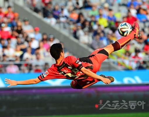 FC서울 박희성이 18일 서울월드컵경기장에서 열린 ‘현대오일뱅크 K리그 클래식 2014’ 성남FC와의 홈경기 후반 40분 그림 같은 오버헤드킥으로 결승골을 터트리고 있다. 상암｜박화용 기자 inphoto@donga.com 트위터@seven7sola