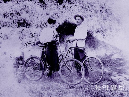 신혼 초 미국에서 자전거 하이킹 중인 서재필 부부. 서재필기념회 제공