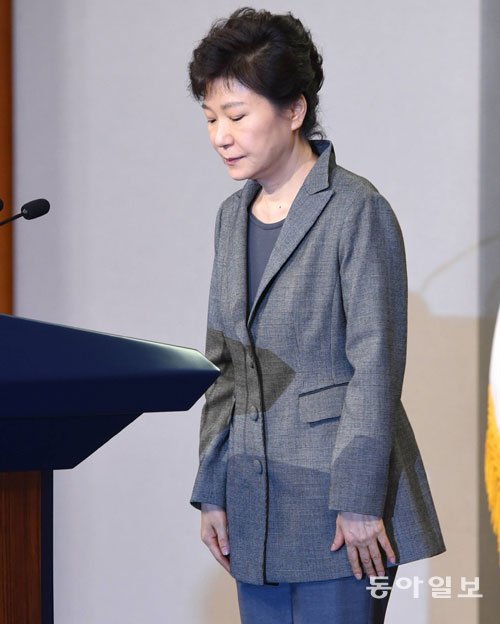 박근혜 대통령이 19일 청와대에서 세월호 참사와 관련해 대국민 담화를 발표하기에 앞서 인사하고 있다. 청와대사진기자단