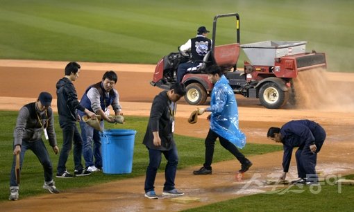 한국 프로야구장의 필드관리는 매뉴얼도 없고 전문성도 없을 뿐만 아니라 책임감마저 없는 ‘3무(無)필드’다. 비가 와 필드에 물이 고이면 구단이 용역을 주거나 시에서 관리를 담당하는 것이 고작이다. 전문적인 구장관리가 시급하다. 스포츠동아DB