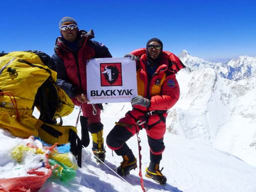 블랙야크익스트림팀 소속의 김미곤 대장(왼쪽)이 18일 히말라야 8000m급 봉우리 중 세 번째로 높은 칸첸중가(8586m) 등정에 성공했다. 지난해 여름 가셔브롬Ⅰ정상 등장 때의 모습. 사진제공｜블랙야크