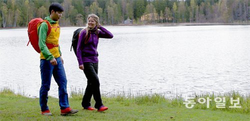 모델들이 올해 출시한 ‘림 시리즈’ 의류와 신발을 착용하고 스웨덴 산드비켄의 말라렌 호수 주변을 걷고 있다.