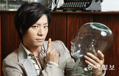 임태경은 아름다운 목소리와 높은 지능 등 타고난 게 많다, 모차르트처럼. 그는 “보석을 갖고 태어난 게 아니라 그냥 다른 것 같다. 살면 살수록 좋고 나쁜 게 뭔지 점점 더 모르겠다”고 했다. 신원건 기자 laputa@donga.com