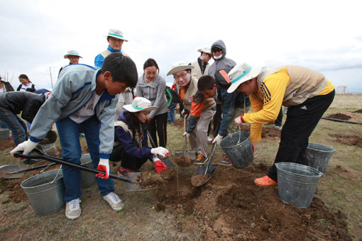 지창훈 대한항공 총괄사장(오른쪽 세번째)을 비롯한 대한항공 임직원들이 몽골 바가노르구 주민과 함께 나무를 심고 있다. 사진제공｜대한항공