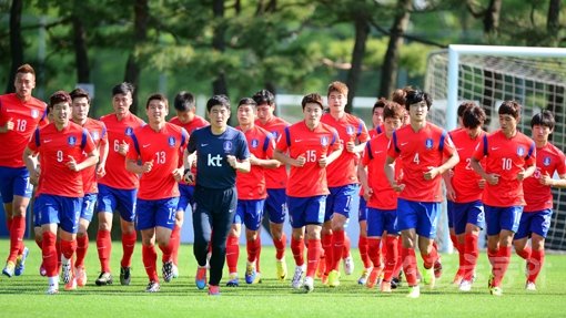 ‘2014 브라질월드컵’ 사상 첫 원정 8강에 도전하는 축구국가대표팀이 21일 경기도 파주 NFC(축구대표팀 트레이닝센터)에 소집돼 훈련을 시작했다. 대표팀 선수들이 등번호가 새겨진 유니폼을 입고 러닝훈련을 하고 있다. 파주｜김민성 기자 marineboy@donga.com 트위터 @bluemarine007