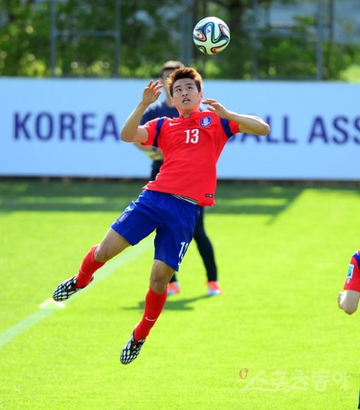 홍명보 감독의 두터운 신임을 받고 있는 구자철(마인츠)이 2014브라질월드컵에 나설 축구대표팀의 ‘캡틴’으로 임명돼 선수단을 
이끈다. 홍 감독은 “중심적인 역할을 할 수 있는 믿음직한 선수”라고 선임 배경을 밝혔다. 구자철이 21일 파주 NFC에서 
헤딩훈련에 열중하고 있다. 파주｜김민성 기자 marineboy@donga.com 트위터 @bluemarine007