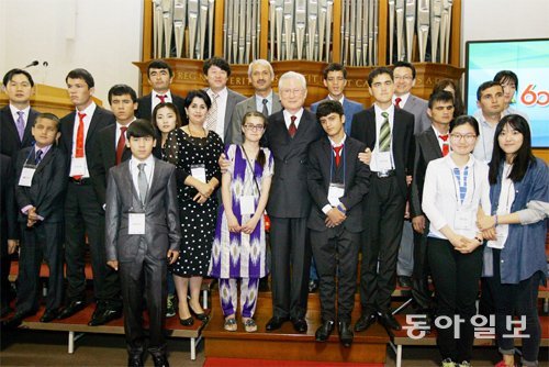 계명대 동산의료원에서 시력 회복 수술을 성공적으로 마친 타지키스탄 청소년들이 20일 열린 계명대 개교 60주년 기념식장에서 신일희 총장(가운데)과 함께했다. 이들은 22일 고향으로 돌아간다. 계명대 제공
