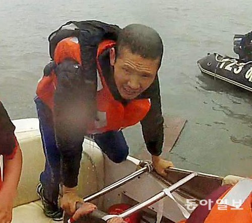 ‘파란 바지 구조자’로 알려진 김동수 씨가 세월호에서 45분간 승객을 구조한 뒤 오전 10시 20분경 마지막으로 어업지도선 고속단정에 승선하고 있다. 전남도 제공