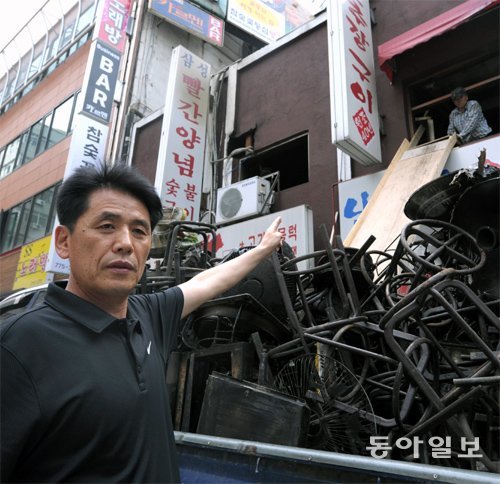 20일 서울 중구 북창동에서 공무원 김동구 씨가 화재로 소실된 현장을 가리키고 있다. 서울 중구 제공