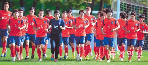 훈련복 벗고 월드컵 유니폼으로… 한국 축구 국가대표팀이 21일 경기 파주 축구국가대표트레이닝센터(NFC)에서 가벼운 달리기로 몸을 풀고 있다. 이날 본격적인 훈련에 들어간 대표팀 선수들은 12일 NFC 입소 후 처음으로 브라질 월드컵 본선에서 입고 뛸 유니폼을 착용하고 훈련을 했다. 파주=김민성 스포츠동아 기자 marineboy@donga.com