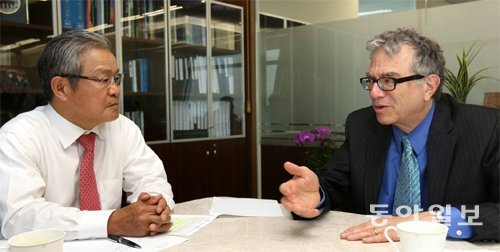 제프리 프랑켈 하버드대 케네디스쿨 교수(오른쪽)는 20일 권태신 한국경제연구원장과 가진 대담에서 한국과 미국 경제에 대해선 긍정적으로 전망했지만 중국과 유럽 경제는 상대적으로 위기 요소가 많다고 지적했다. 장승윤 기자 tomato99@donga.com
