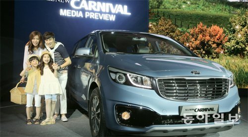 기아자동차가 22일 공개한 미니밴 ‘올 뉴 카니발’. ‘가족들과 여가를 즐기는 젊은 아버지를 위한 차’가 개발 콘셉트다. 김경제 기자 kjk5873@donga.com