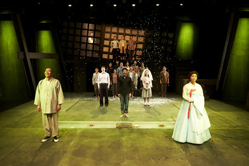 5.18 광주민주화운동을 배경으로 한 연극 ‘푸르른 날에’. 2011년 초연 때는 사전 예매율이 저조했지만 평단, 언론, 관객의 ‘삼위일체 호평’이 쏟아지며 한국연극의 대표적인 흥행작이 됐다. 사진제공｜신시컴퍼니