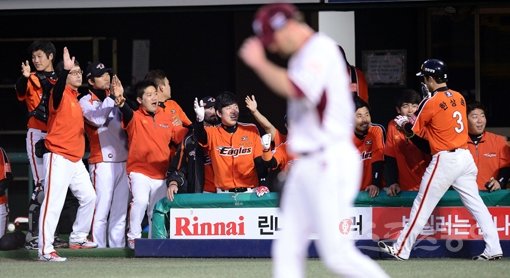 한화 한상훈(오른쪽)이 22일 목동 넥센전 3-0으로 앞선 4회초 2사 1·2루서 정근우의 2루타 때 2루주자 이용규에 이어 1루에서 홈까지 뛰어 팀의 5번째 득점에 성공한 뒤 동료들과 기뻐하고 있다. 4회에만 5점째를 내준 넥센 선발 밴 헤켄은 그 순간 고개를 숙였다. 목동｜김종원 기자 won@donga.com 트위터@beanjjun