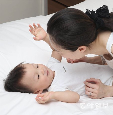엄마가 아기를 따뜻한 손길로 만져주면 아기의 스트레스 호르몬이 줄어들게 된다. 동아일보DB