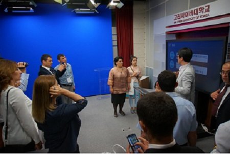 나히체반 국립대 방문단이 스튜디오를 견학하고 있다