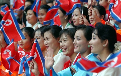 2002년 부산 아시아경기대회에 참가한 북한 응원단의 모습. 사진=동아일보 DB