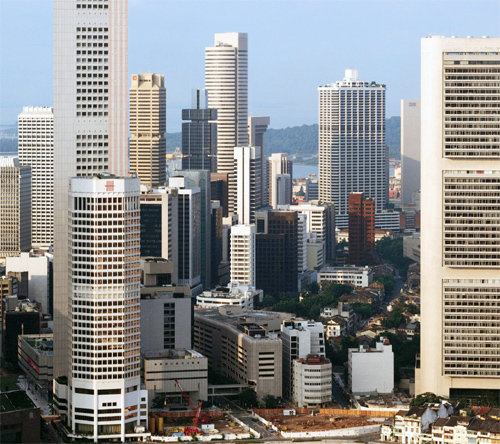 도시국가 싱가포르의 역사를 살펴보면 도시란 시스템이 얼마나 효율적이고 안정적인 체제를 갖출 수 있는지 시사하는 바가 크다. 특히 중국과 말레이시아, 인도네시아에 둘러싸인 지정학적 불리함을 이겨내고 독자적 균형을 이뤄낸 건 ‘도시’라는 유연성을 지녔기에 가능한 일이었는지도 모른다. 21세기북스 제공