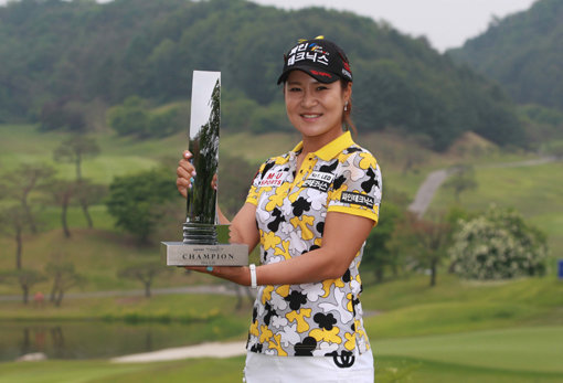 윤슬아는 김하늘을 꺾고 우승 트로피를 거머쥐었다. 사진제공｜KLPGA