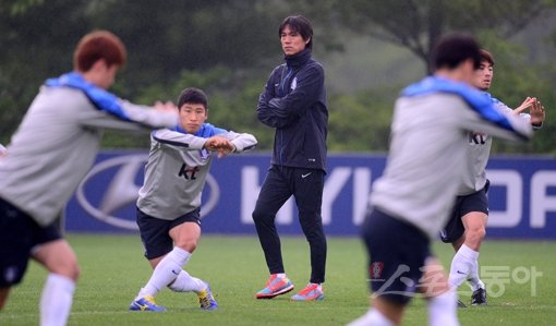 축구대표팀 홍명보 감독(가운데)이 25일 파주 NFC에서 훈련을 지도하고 있다. 홍 감독은 수비 전술의 짜임새에 신경을 쓰는 모습이었다. 파주｜김종원 기자