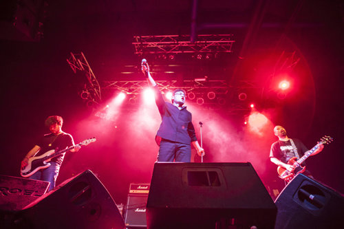 보컬 박건(가운데)의 캐나다 이민 이후 5년 만에 공연한 록 밴드 노이즈가든. 사진작가 조선종 씨 제공