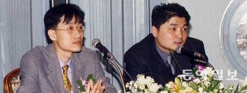 2000년 4월 27일 서울 중구 을지로 롯데호텔에서 이해진 당시 네이버 창업자(왼쪽)와 김범수 한게임 창업자가 두 회사의 합병을 발표하고 있다. 네이버 제공