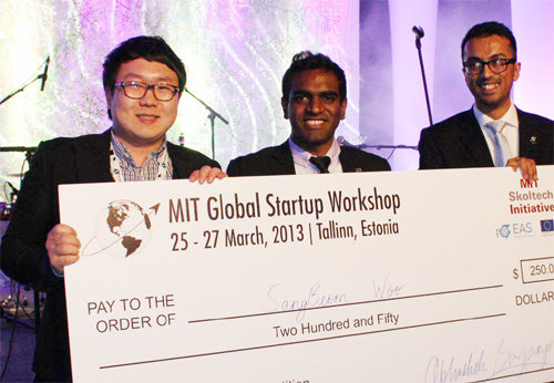 지난해 3월 미국 매사추세츠공대(MIT)가 주최한 국제창업행사에서 상을 받은 우상범 고퀄 대표(왼쪽). 고퀄 제공