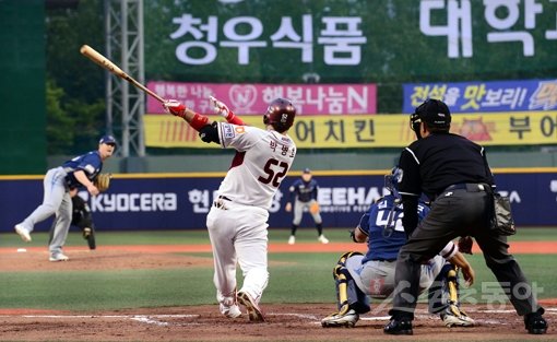 올 시즌 프로야구의 타고투저 현상은 지나치게 약해진 투수진이 한몫하고 있다. 홈런 단독 선두(17개) 박병호가 7일 NC전서 2점홈런을 날리고 있다. 스포츠동아DB