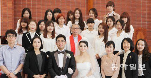 10일 경인여대 내 기념교회에서 작은 결혼식을 치른 이성환 씨(32·신랑)와 홍은미 씨(34·신부)가 결혼식을 도와준 경인여대 교직원, 학생들과 기념 촬영을 하고 있다. 경인여대 제공