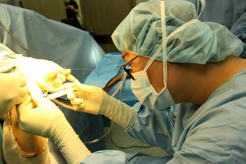제일정형외과병원 의료진이 연골판 손상 환자를 대상으로 골수줄기세포 시술을 하고 있다. 제일정형외과병원 제공